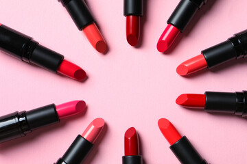 Obraz premium Frame of bright lipsticks on pink background, flat lay. Space for text