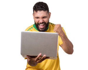 torcedor da seleção brasileira de futebol vibrando assistindo em notebook