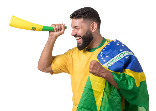 torcedor de futebol brasileiro feliz com corneta e bandeira do brasil
