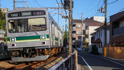 走る通勤電車