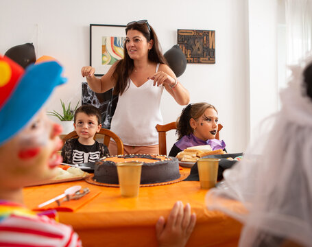 Mum entertains kids at halloween party