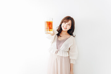 ジョッキで乾杯をする若い女性