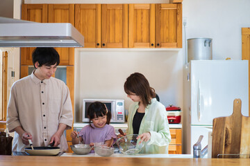 一緒に料理をする仲のいい家族