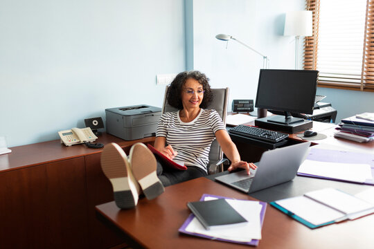 Smiley woman working in a laptop