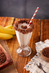 Esquimo. Cold drink made from sweetened, flavored and whipped milk to achieve a very foamy and homogeneous consistency, very popular in Mexico, similar to a milkshake made with ice cream.