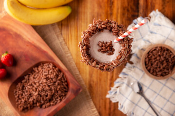 Esquimo. Cold drink made from sweetened, flavored and whipped milk to achieve a very foamy and homogeneous consistency, very popular in Mexico, similar to a milkshake made with ice cream.