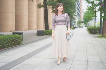 Naklejka premium 街を歩く女性