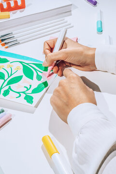 Hands drawing with felt-tip marker