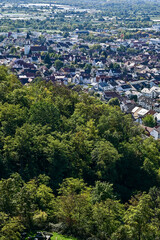 Panorama-Aussicht von der Burgruine Schauenburg nach Mannheim, Heidelberg und Ludwigshafen am Rhein, bei blauem Himmel im Sommer, Baden-Württemberg