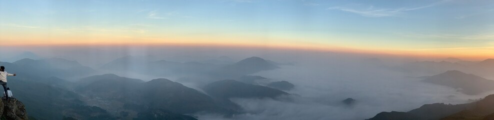 Obraz premium SUNSETS OF LAMBASINGI WITH FULLY FOG, 