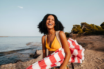 Obraz premium Portrait of a traveler woman laughing