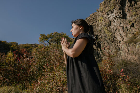 A woman practices the spiritual practice of self-knowledge
