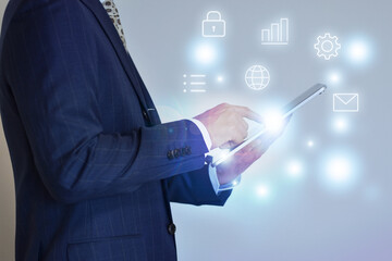 タブレットを操作する男性