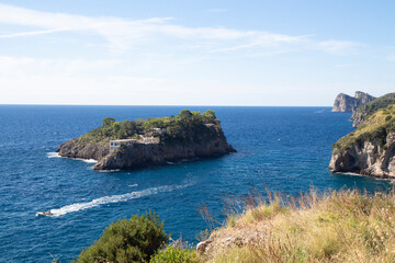 Fototapeta na wymiar view of ISCA rock, in Crapolla on the Amalfi coast. it was the home of Eduardo De Filippo