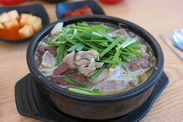 It is one of the representative foods of Korea, and it is eaten by boiling pork bones, cooking rice in the broth, and seasoning it.