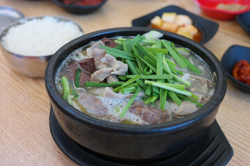 It is one of the representative foods of Korea, and it is eaten by boiling pork bones, cooking rice in the broth, and seasoning it.