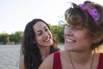 Fototapeta premium Lesbian couple on the beach
