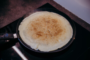 Naleśnik leżący na patelni