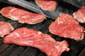 Rohes Steak auf dem Grill