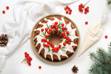 Obraz na płótnie Canvas Delicious Christmas cake with cranberry and cream on light background
