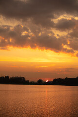 Naklejka premium Golden sunset on the lake.