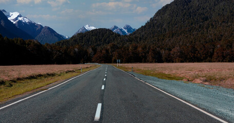 Naklejka premium Road trip view of travel in Empty asphalt road and mountain nature landscape