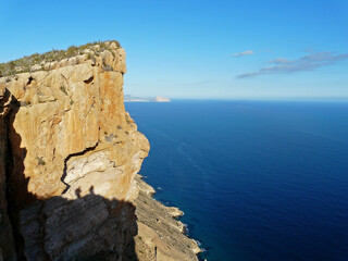 Sierra Helada. Acantilados e isla. Vistas del mar
