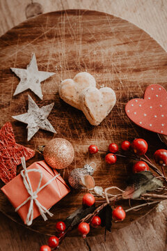Weihnachten - liebevolle Dekoration in warmen Tönen mit Rot, Gold und Holz