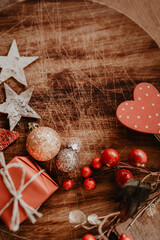 Weihnachten - liebevolle Dekoration in warmen Tönen mit Rot, Gold und Holz