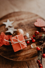 Weihnachten - liebevolle Dekoration in warmen Tönen mit Rot, Gold und Holz