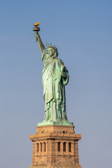 Side view of the Statue of Liberty on a plinth © SDF_QWE
