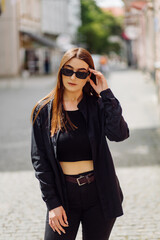Obraz premium Cheerful beautiful brunette woman in good mood use phone outside