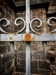 Gros plan sur une grille rouillée