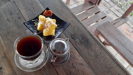 Kopi dan singkong keju. Coffee and cheese-studded fried cassava
