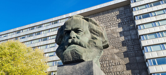 Karl Marx Monument. Statue of German philosopher Karl Marx in Saxony. German revolutionary socialist. Radical political theorist. Nischel, designed by Lev Kerbel. - obrazy, fototapety, plakaty