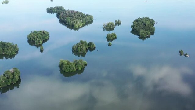 ch&acirc;teau au bord du lac Hj&auml;lmaren en Su&egrave;de pr&egrave;s d'&Ouml;rebro