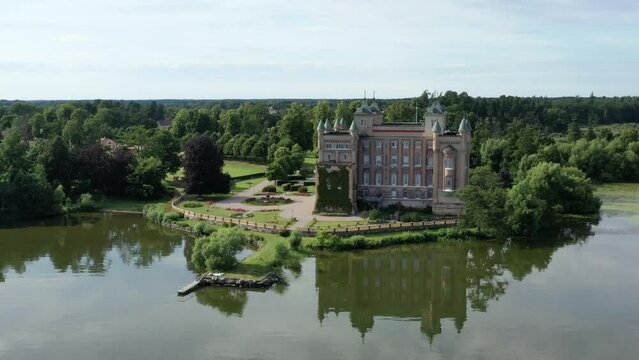 ch&acirc;teau au bord du lac Hj&auml;lmaren en Su&egrave;de pr&egrave;s d'&Ouml;rebro