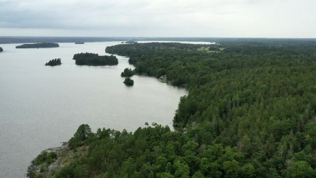 ch&acirc;teau au bord du lac Hj&auml;lmaren en Su&egrave;de pr&egrave;s d'&Ouml;rebro