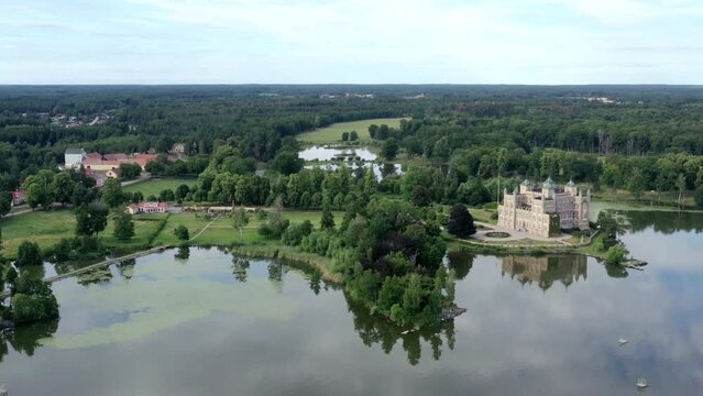 ch&acirc;teau au bord du lac Hj&auml;lmaren en Su&egrave;de pr&egrave;s d'&Ouml;rebro