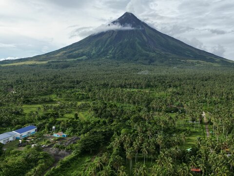Fototapeta Scenic shot of the Mayon volacano in the Philippines with lush greenery on it and on its bottom