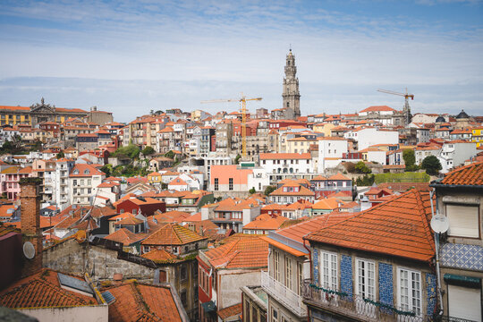 Um vista sobre a cidade do Porto. Pode se ver nesta imagem bastantes telhados e a torre ao fundo.