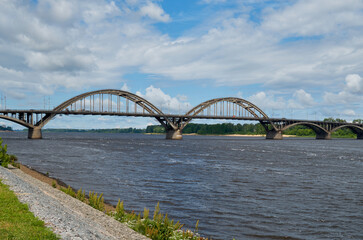 Obraz premium City bridge across the river with metal arches