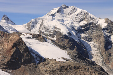 Gigant der Ostalpen; Piz Bernina (4049m) mit Crast'Agüzza (links), Blick von der Diavolezza im September 2022