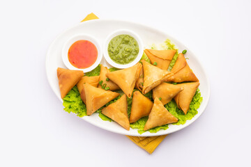 cocktail mini triangle samosa made using patti or strip, popular home made snack from India - obrazy, fototapety, plakaty