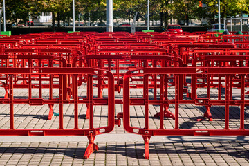 Barriers made of plastic, they can be used on various occasions or sectors such as for example for concerts, demonstrations or sporting events, or construction site, road and parking works.