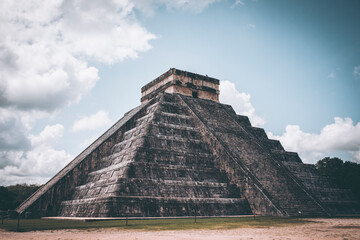 Fototapeta na wymiar chichen itza pyramid, Yucatan Mexico
