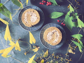 秋カフェイメージテーブルに置かれたケーキ