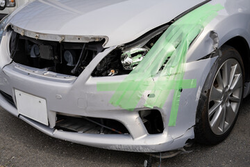 Obraz na płótnie Canvas 事故を起こした車のフロント部分
