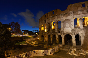 Fototapeta premium rome, italy, colosseum old ancient building gladiator battle at night.