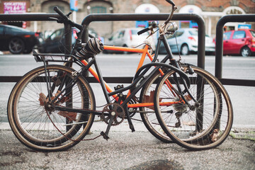 Fototapeta na wymiar abandoned old rusty bicycles on city streets.